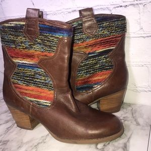 Bandolino Zamen Boot Size 8.5. Cognac Orange Multi